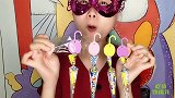 妹子吃“彩色雨伞棒棒糖”剥掉伞纸吃亮晶晶糖，好看又美味
