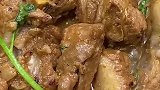 西红柿烧排骨，酸酸甜甜的，超级开胃下饭