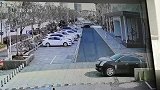 男子从车库出来撞倒一排石墩