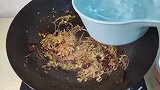 嫩滑入味的水煮肉片，特别下饭