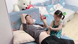 萌娃发现爸爸肚子破了，语出惊人要去买个新肚子，宝爸的回答绝了