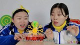 妹子拆箱玩“自动吹泡泡机”，风车转动泡泡飞，惊奇好玩超逗