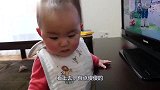 9月大宝宝坚持站着看动画片，这画面，怎么看都很好玩