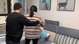 城里小姑子来家住，丈夫逼坐月妻子给她腾屋睡沙发，婆婆做法解气