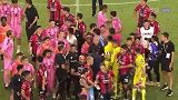 对手球员试图冲向梅西 被梅西保镖一把推开
