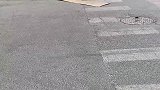 街头偶遇一个见人就打的木板