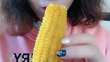 小姐姐，你吃的原来是冰玉米啊，感觉和真的一样
