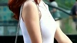 身材相貌气质俱佳的美女，出众到无可挑剔！