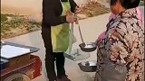 大妈：你不要可以给我啊，干嘛扔了怪可惜的