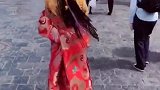 西藏街头偷拍到一位穿着藏服的小姐姐，这身打扮还挺特别的呢！