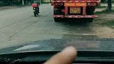 面对大货车应该如何安全的超速？