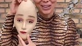 老阿姨化妆去参加儿子家长会，老师还以为是孩子的姐姐