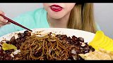 小姐姐独享一大碗韩式黑豆面，看起来超级有食欲呀