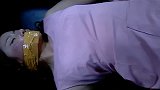 罪犯劫持美女，直接将她扔在副驾驶上，美女醒来泪崩了！
