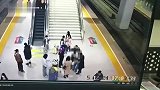 女孩和母亲吵架欲跳下铁轨，被工作人员一把拽回
