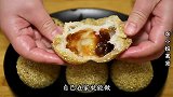 一碗糯米粉，开水一烫，教你炸空心麻团，不开裂不塌陷，个个空心