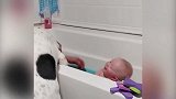 宝宝浴池洗澡，狗狗上前捣乱，把宝宝逗的哈哈大笑！