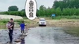当霸道碰见村里的妇女主任时，立马就怂，司机也不例外！