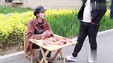 免费辣条每人限领1包，没想小伙连续3天换装扮领辣条，太搞笑了