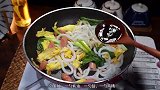 宵夜来一份炒土豆粉，简单又好吃，超级开胃