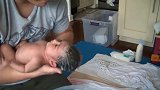 爸爸给刚出生2周的宝宝洗头，手法娴熟，这才是当爹的打开方式