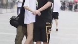 小姐姐大街上主动亲吻男友，被大叔阻止，满大街追大叔被威胁！