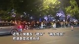 鬼火少年飙车炸街还在公交站顶蹦迪，父亲抓到儿子参与一顿爆锤，现场曝光