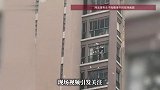 广东汕头一女子抛撒大量港币引争抢，当地通报