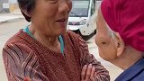 临别前，90岁母亲不停地叮嘱60多岁的女儿