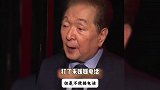好友深夜与辛柏青通话，辛柏青“双手作揖”图案回复关心，心情很难过