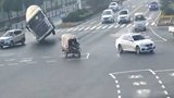 搅拌车路口失控侧翻 眼见一小车马上被砸，驾驶员神操作逃过一劫