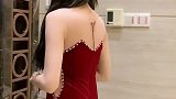 穿紧身裙的美女小姐姐笑容甜美，气质感十足看着就高雅！