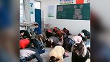 乡村老师对学生进行感恩教育 课间和学生面对面跪拜教其感恩父母
