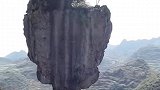 云南大山崖壁上的石头，竖立在崖壁边上粗下细居然不会倒