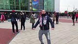前方直击-为曼联尤文大战预热 球迷模仿C罗标志性庆祝动作