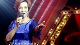 大妈拥有众多歌迷，演唱《假如你要认识我》，堪比专业