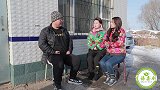 小伙冒充土豪与俩美女相亲，没想被俩妹子骗的一分不剩，真有才