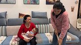怀孕大姑姐来家住，婆婆心疼女儿让坐月儿媳睡沙发，儿子做法解气