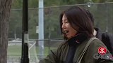 男子野餐的食物被一群狗给吃了，路人非常惊讶