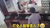 情侣在酒店大厅吵架，打女人就够丢人了，关键还打不过
