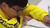 男孩写作业频繁上厕所，妈妈无奈将桌子放厕所
