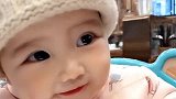 小宝贝在看什么呢，表情真可爱呀