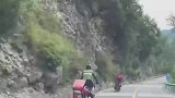 网友在川西偶遇外国友人，带着孩子骑行川西小环线