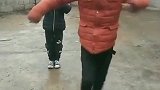 被生活耽误的乡村舞者，看到小朋友帅气的舞姿我笑了，真可爱