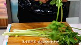 芹菜又出新吃法，加西红柿简单一做，出锅比肉还香，解馋又下饭