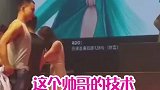 笑死了！女星坐男粉丝背上，不料被掀翻在地
