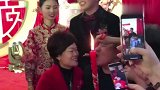 伴郎伴娘调试岳父岳母，还是闹老人比较好玩，放得开！