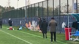 鲁能总经理孙华抵达训练场 现场督战球队赛季最后决战