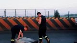 出警归队途中，消防员也会很皮