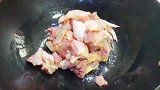 砂锅板栗烧土鸡，鸡块鲜嫩入味，板栗粉糯咸甜，让人垂涎欲滴
